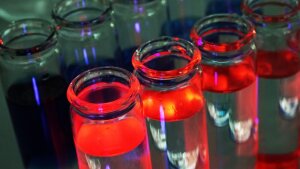 Fluoreszierende Lösungen im Syntheselabor