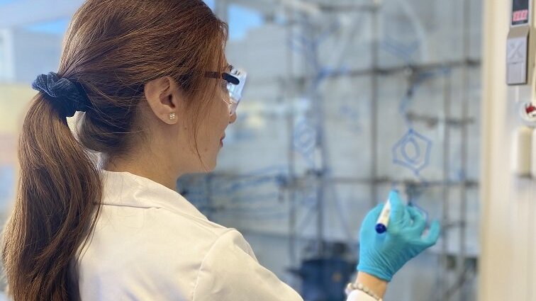 Chemikerin im Labor